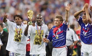 Les joueurs de l'équipe de France célèbrent leur victoire à la Coupe du monde 1998, le 12 juillet.