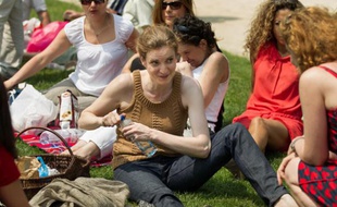 Nathalie Kosciusko-Morizet pique-nique dans un square du 15e arrondissement de Paris, le 13 juillet 2013.