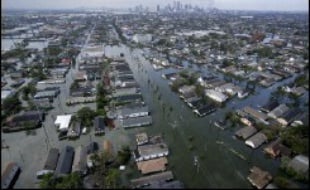 Nombreuses sont les analogies entre le grand séisme du 18 avril 1906 et le cataclysme qui a submergé La Nouvelle-Orléans à la fin de l'été 2005: une ville côtière touchée par une catastrophe naturelle, des milliers de morts et un gouvernement peinant à organiser les secours.