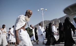 Des pèlerins musulmans convergent pour le rituel de la lapidation le 4 octobre 2014, au premier jour de l'Aïd al-Adha, à Mina, près de La Mecque, en Arabie saoudite