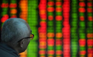 La chute de la Bourse de Shanghai lundi et mardi, directement provoquée par le refus de Pékin d'injecter des liquidités dans le système bancaire, illustre la détermination du gouvernement chinois à resserrer le crédit pour endiguer la spéculation, quitte à freiner la croissance et doucher les attentes des actionnaires, selon les analystes.