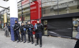Des gendarmes protègent l'entrée d'un centre commercial à Saint-Denis après une manifestation, le 10 novembre 2014 qui a donné lieu à des débordements