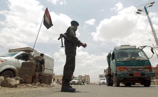 Un soldat yéménite contrôle la circulation à un barrage dans une rue de Sanaa, le 12 mai 2014