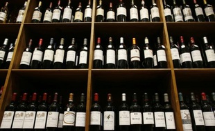 Un rayon de vins de Bordeaux chez un caviste parisien, le 18 septembre 2014