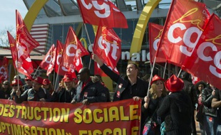 Des employés de McDonald's entonnent l'Internationale à Disney Village, près de Paris, le 14 avril 2016