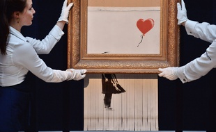 Après son autodestruction, l'œuvre «Girl With a Balloon» de Banksy, retitrée «Love is in the Bin» a été exposée chez Sotheby's à Londres.