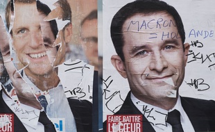 Les deux affiches de campagne d'Emmanuel Macron et de Benoît Hamon, côte-à-côte, le 2 mai 2017 à Paris.