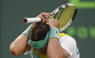 Rafael Nadal en colère après avoir perdu un point face à l'Argentin Juan Martin Del Potro, à Miami, le 02 avril 2009.
