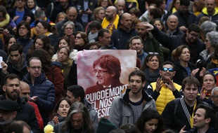 Des milliers de manifestants pro-indépendance de la catalogne ont défilé ce dimanche dans les rues de Barcelone après l'arrestation en Allemagne de Carles Puigdemont, le 25 mars 2017