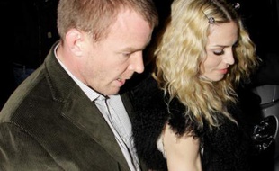 Repérés! Madonna et Guy Ritchie, pour la fête organisée pour ses 40 ans, dans son pub londonien, «The Punchbowl», le 10 septembre 2008.