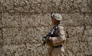 Deux sergents du corps des Marines américains ont été inculpés pour leur implication présumée dans le scandale provoqué par une vidéo mise en ligne sur internet dans laquelle on voit des soldats uriner sur les cadavres de trois Afghans, a annoncé lundi le Pentagone.