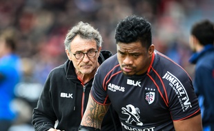 Le manager général du Stade Toulousain Guy Novès avec le deuxième ligne Iosefa Tekori, lors de la rencontre du Top 14 entre Toulouse et Montpellier, le 14 mars 2015.