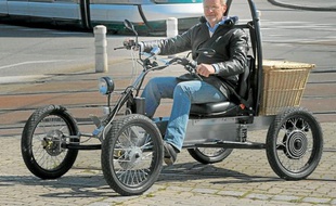 Jean-Michel Ritter et l'un de ses modèles de quad électrique ORA.