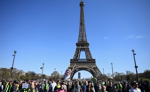 Manifestation de "gilets jaunes" devant la tour Eiffel à Paris.