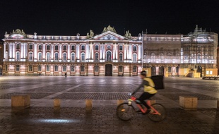 La place du Capitole à Toulouse, un soir de confinement. Illustration.