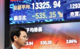 La crise boursière s'est amplifiée lundi sur toutes les places mondiales dans la crainte de nouvelles pertes gigantesques pour le secteur financier et sous l'effet de la déception suscitée par le plan de relance annoncé par George W. Bush