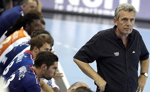 Le sélectionneur de l'équipe de France de handball, Claude Onesta (à dr.) devant ses joueurs lors d'un match de préparation aux Jeux de Londres, le 22 juillet 2012 à Dunkerque.