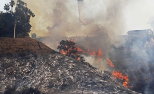 Un hélicoptère des pompiers du comté de Los Angeles lutte contre les flammes, le 6 décembre 2017.