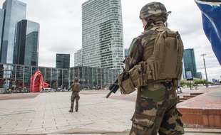 Des militaires de l'opération Sentinelle dans la zone des 4 temps, à La Defense, le 30/06/2020.