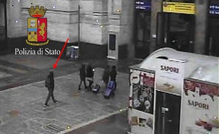 Sur ce cliché, Anis Amri est entièrement habillé de noir et semble se diriger vers la sortie de la gare.