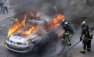 La voiture de police en feu, quai de Valmy à Paris (10e), le 18 mai 2016.