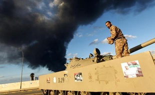 Un soldat libyen lors de heurts avec des islamistes à Benghazi, le 23 décembre 2014