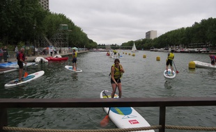 Des Parisiens se sont donnés rendez-vous dimanche au bassin de la Villette pour s'y baigner. (Photo illustration).