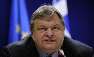 Evangélos Vénizélos, actuel ministre des Finances et seul candidat à la direction des socialistes grecs du Pasok, a annoncé dimanche soir son élection à la tête du parti, succédant à Georges Papandréou.