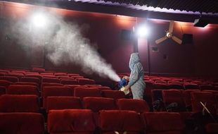Désinfection d'une salle de cinéma en Inde (illustration)