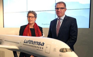 Carsten Spohr (d), Pdg de la Lufthansa et Simone Menne directrice financière au siège de la compagnie aérienne à Francfort le 12 mars 2015