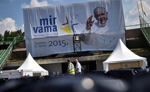 Le portrait du pape sur une banière le 5 juin 2015 dans une rue de Sarajevo