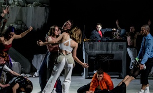 Rone et la troupe du ballet national de Marseille sur la scène du Théâtre du Chatelet, à Paris.