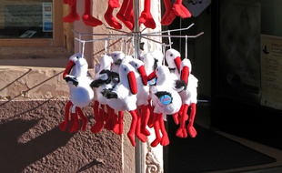 Des peluches cigognes dans un magasin touristique à Strasbourg.