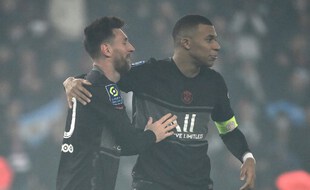 Lionel Messi félicité par Kylian Mbappé après son but lors de PSG-Nantes, le 21 novembre 2021.