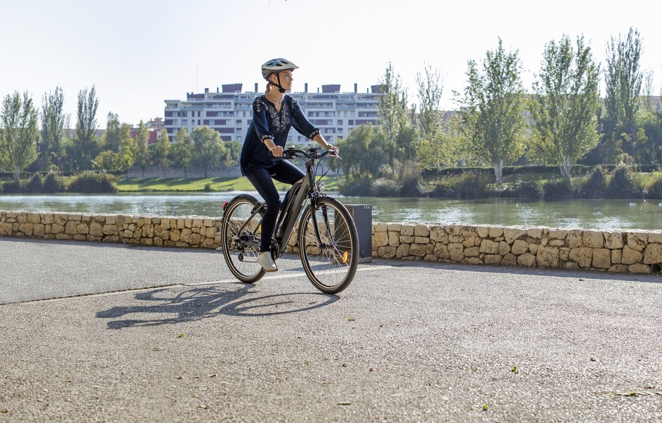 Faire du vélo discount électrique