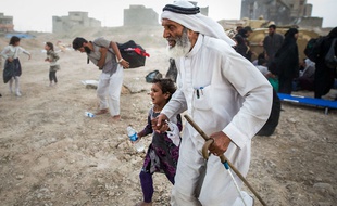 Des réfugiés fuyant les combats dans la ville de Mossoul, en Irak.
