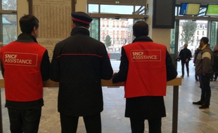 Les gilets rouges bénévoles de la SNCF le 5 décembre 2019 dans une gare Matabiau désertée.