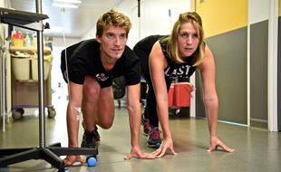 Vincent Guerrier et Léa Dall'aglio dans le service hématologie du CHU de Caen.