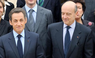Nicolas Sarkozy et Alain Juppé (d) candidats favoris pour prendre la tête de l'UMP