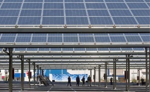 Les panneaux photovoltaïques ont été posés au-dessus du parking de l'usine PSA.