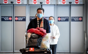 Des passagers en provenance de Chine qui portent un masque à l'aéroport Roissy Charles-de-Gaulle .