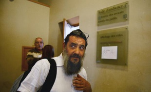 Tzion SylvainSaadoun, enseignant juif poursuivi pour dénonciation mensongère, arrive au palais de justice de Marseille pour y être jugé, le 12 mai 2016
