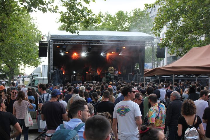 Sur le mail Mitterrand, le bar La Piste propose une belle scène faisant la promotion de la scène émergente de Rennes.
