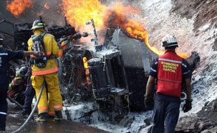 Au moins 14 personnes ont péri et 16 ont été blessées au Venezuela jeudi lorsqu'un camion-citerne rempli d'essence s'est renversé avant d'exploser, provoquant un important incendie sur une route reliant Caracas et Los Teques, dans la périphérie de la capitale.