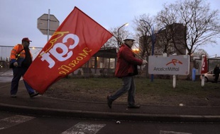 Le groupe ArcelorMittal a annoncé vendredi aux représentants du personnel la prolongation pour les six prochains mois de l'arrêt des deux hauts fourneaux de Florange (Moselle), a-t-on appris de sources syndicales, à l'issue d'un comité central d'entreprise.