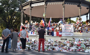 Hommage aux victimes de l'attaque du 14 juillet qui a fait 86 morts ˆ Nice sur la promenade des Anglais ˆ