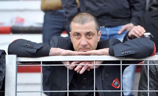 Mourad Boudjellal, le président du RC Toulon, regarde le match de son équipe contre Bayonne des tribunes, le 28 janvier 2012, au Stade Mayol.
