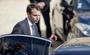 Le ministre de l'Economie et de l'Industrie Emmanuel Macron se prépare à quitter l'Elysée après le conseil des ministres le 1er avril 2015