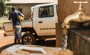 Un point de distribution d'eau au Cameroun. Dans la partie