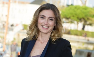 Julie Gayet pose pendant le photocall du jury au 15eme Festival de la Fiction TV à la Rochelle, le 11 octobre 2013